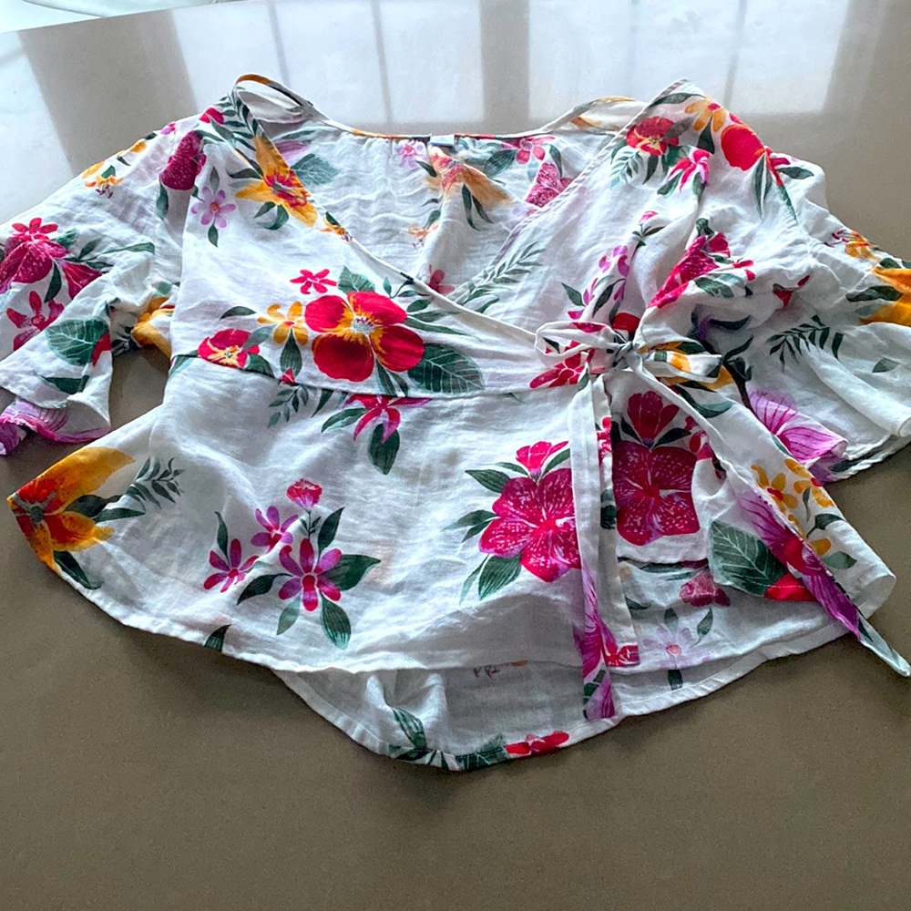 Tie-up beach flower top with ruching at the back and frilly short sleeves.